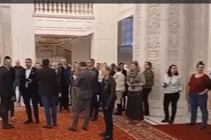 Protest in Senat Angajatii concediati l au confruntat pe Ilie Bolojan care i a actionat in instanta