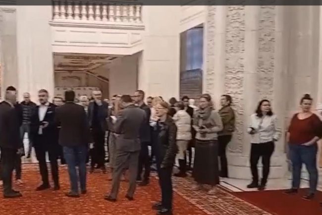 Protest in Senat Angajatii concediati l au confruntat pe Ilie Bolojan care i a actionat in instanta