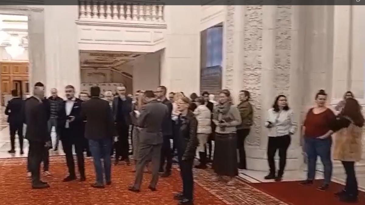 Protest in Senat Angajatii concediati l au confruntat pe Ilie Bolojan care i a actionat in instanta