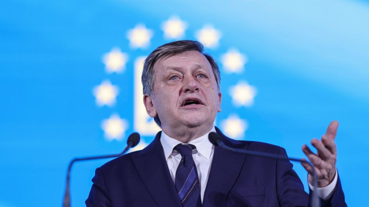 Crin Antonescu afirma ca nu este exclus ca presedintele Klaus Iohannis sa anunte retragerea luni