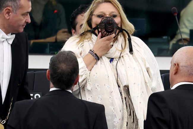Institutul de Investigare a Crimelor Comunismului a denuntat o pe Diana Sosoaca la Parchet Motivul