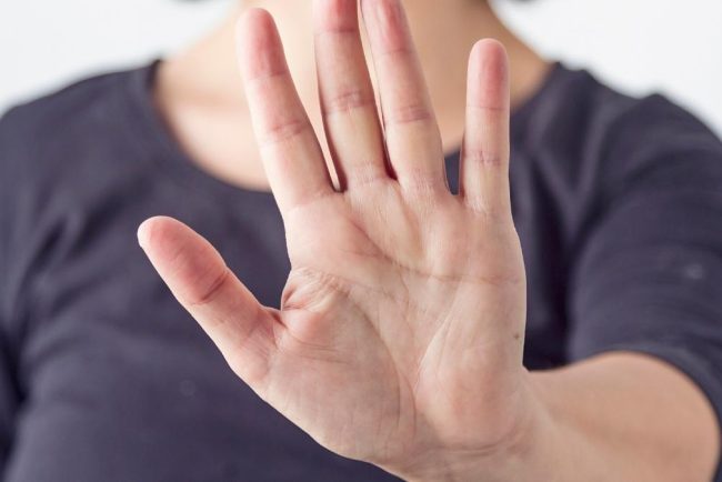Liberalii critica violenta de limbaj online si offline