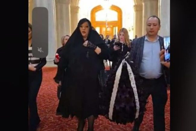 Circ in Parlament Sosoaca in doliu intrare fortata la CCR
