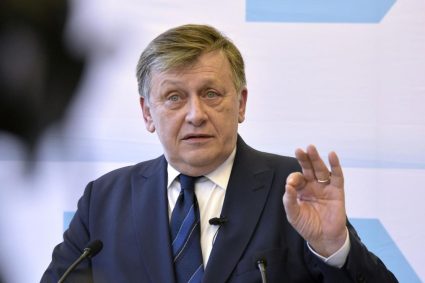 Crin Antonescu Serviciile si justitia nu vor face politica