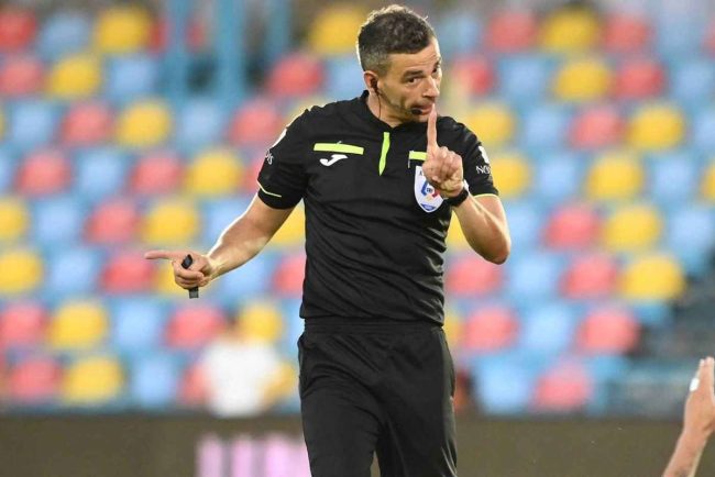 Dinamo FCSB arbitrat de un central fara licenta FIFA