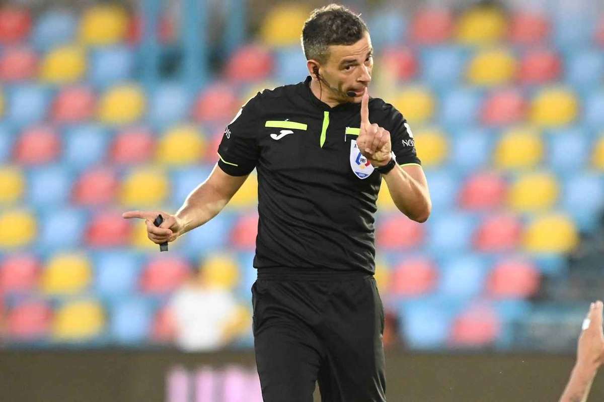 Dinamo FCSB arbitrat de un central fara licenta FIFA