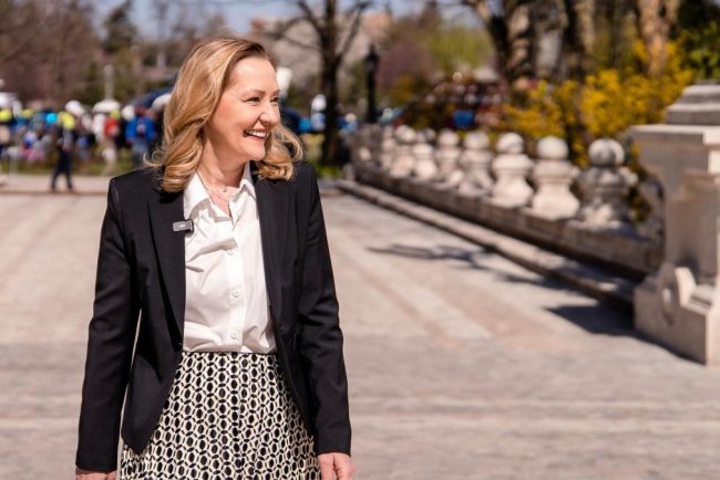 Elena Lasconi poze in gradina de la Cotroceni