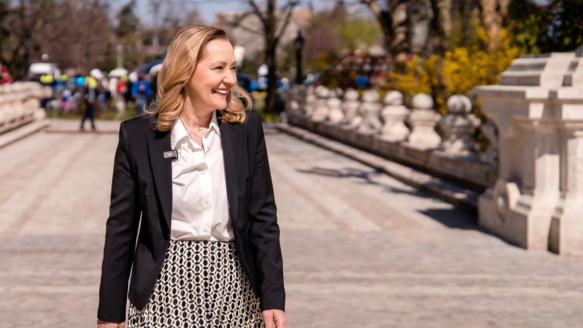 Elena Lasconi poze in gradina de la Cotroceni