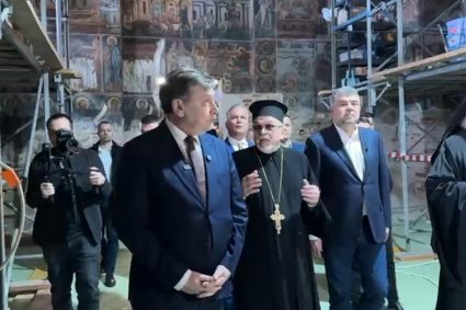 Inaintea intalnirilor politice Ciolacu si Antonescu au mers la manastire si au discutat cu IPS Calinic Suceveanul