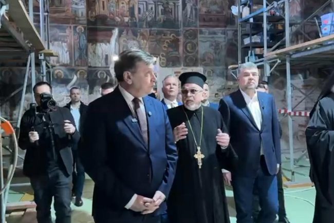 Inaintea intalnirilor politice Ciolacu si Antonescu au mers la manastire si au discutat cu IPS Calinic Suceveanul