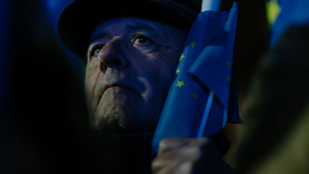 Manipulare online si polarizare politica BBC despre criza electorala