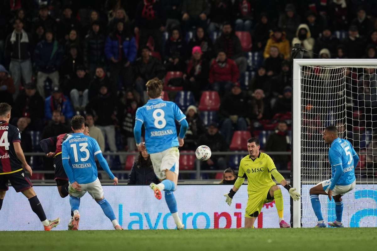 Napoli se impiedica la Bologna Ex portarul CFR Cluj primeste golul anului
