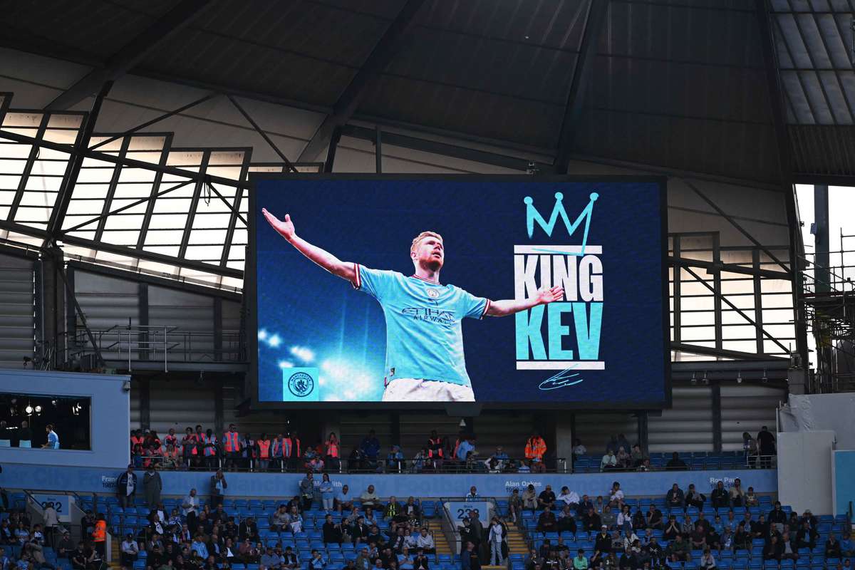 Manchester City aduce omagiu lui De Bruyne in academie