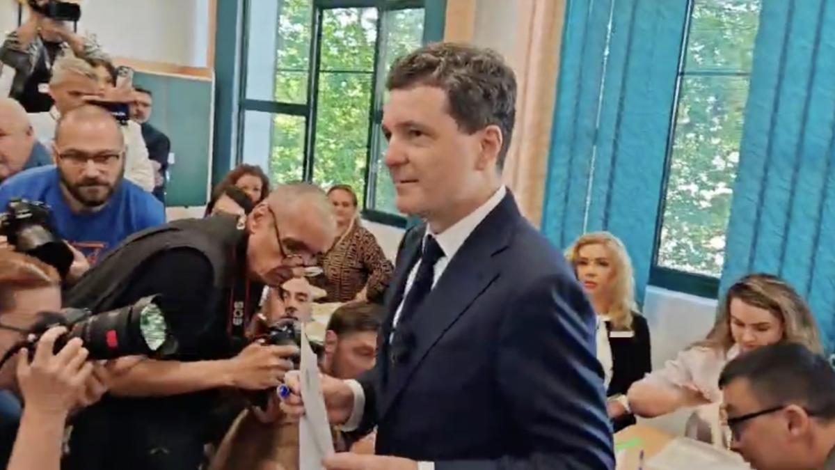 Nicusor Dan la sectia de votare Am votat pentru oameni tacuti si cinstiti nereprezentati pana acum