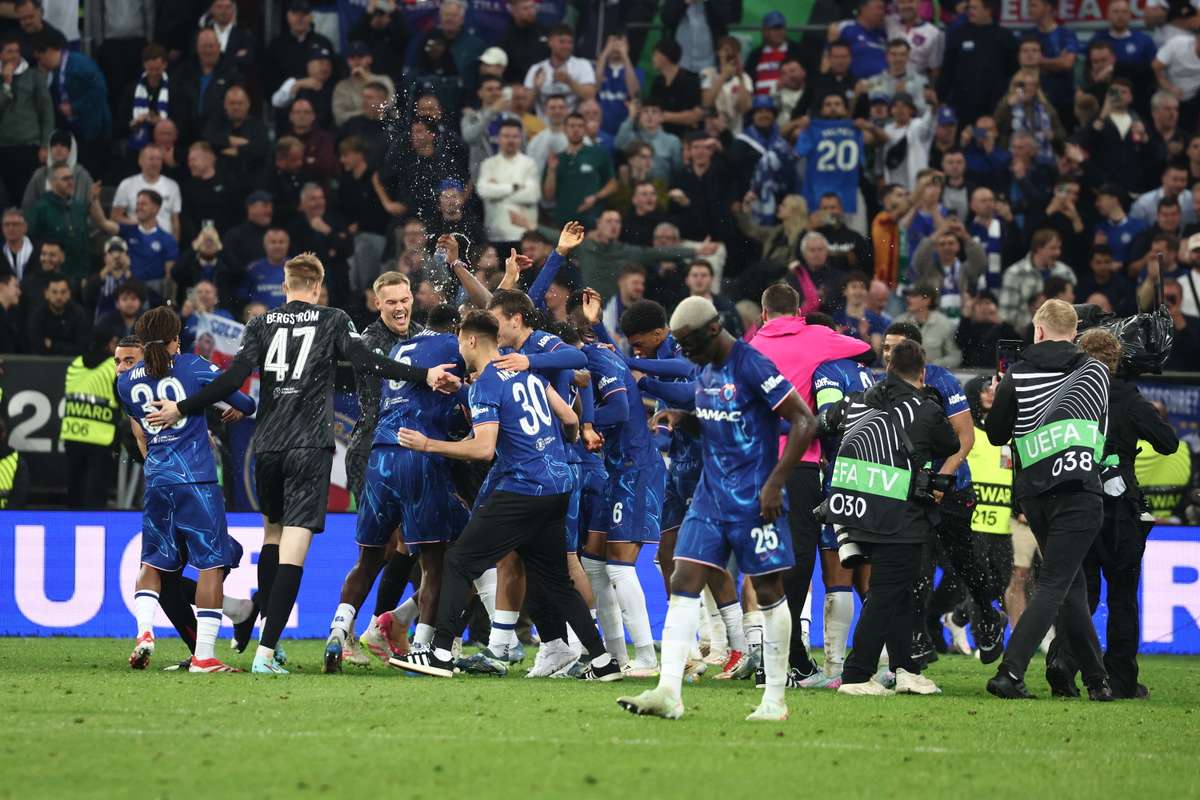 Premier istoric pentru fotbalul englez cinci cluburi castiga trofee majore intr un sezon