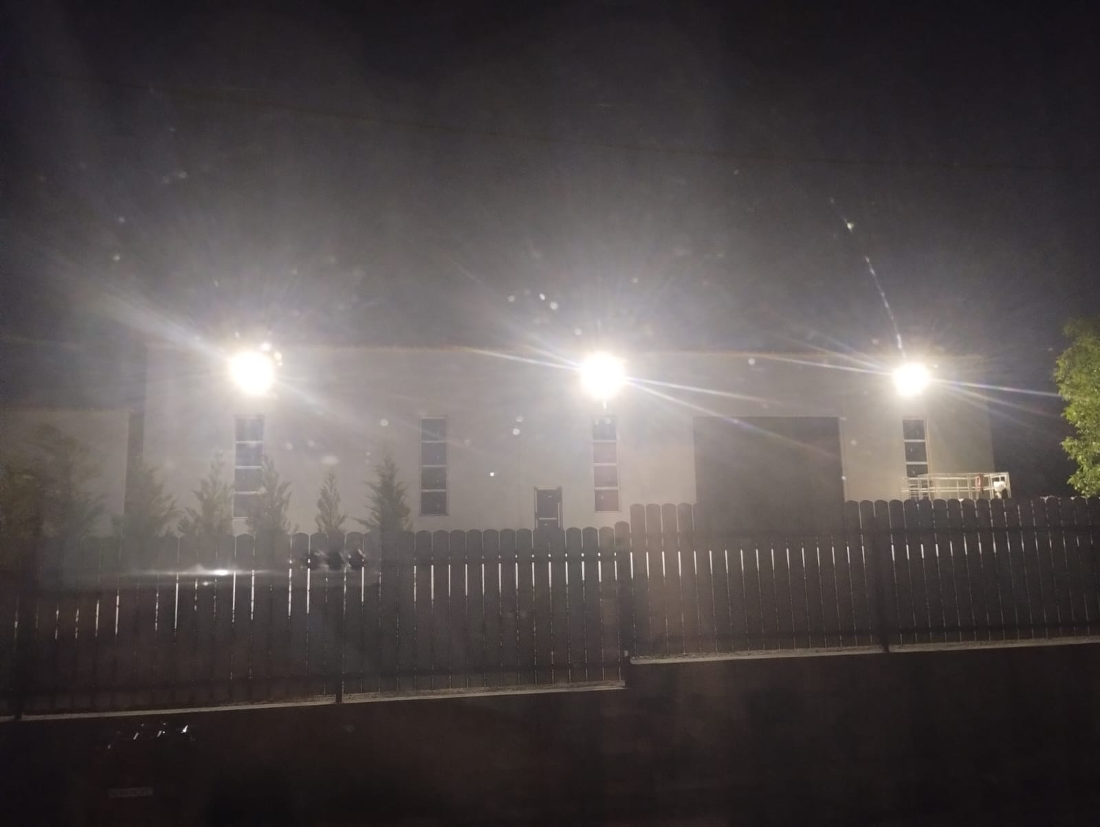 Clujenii din Apahida nemultumiti de luminile uneia hale