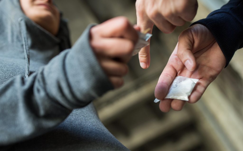 Consumul de alcool si droguri la munca a crescut cu 107