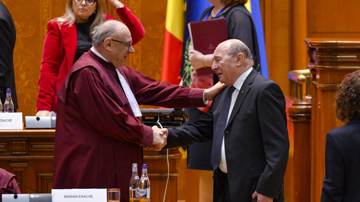 CCR restituie lui Traian Basescu privilegiile pierdute