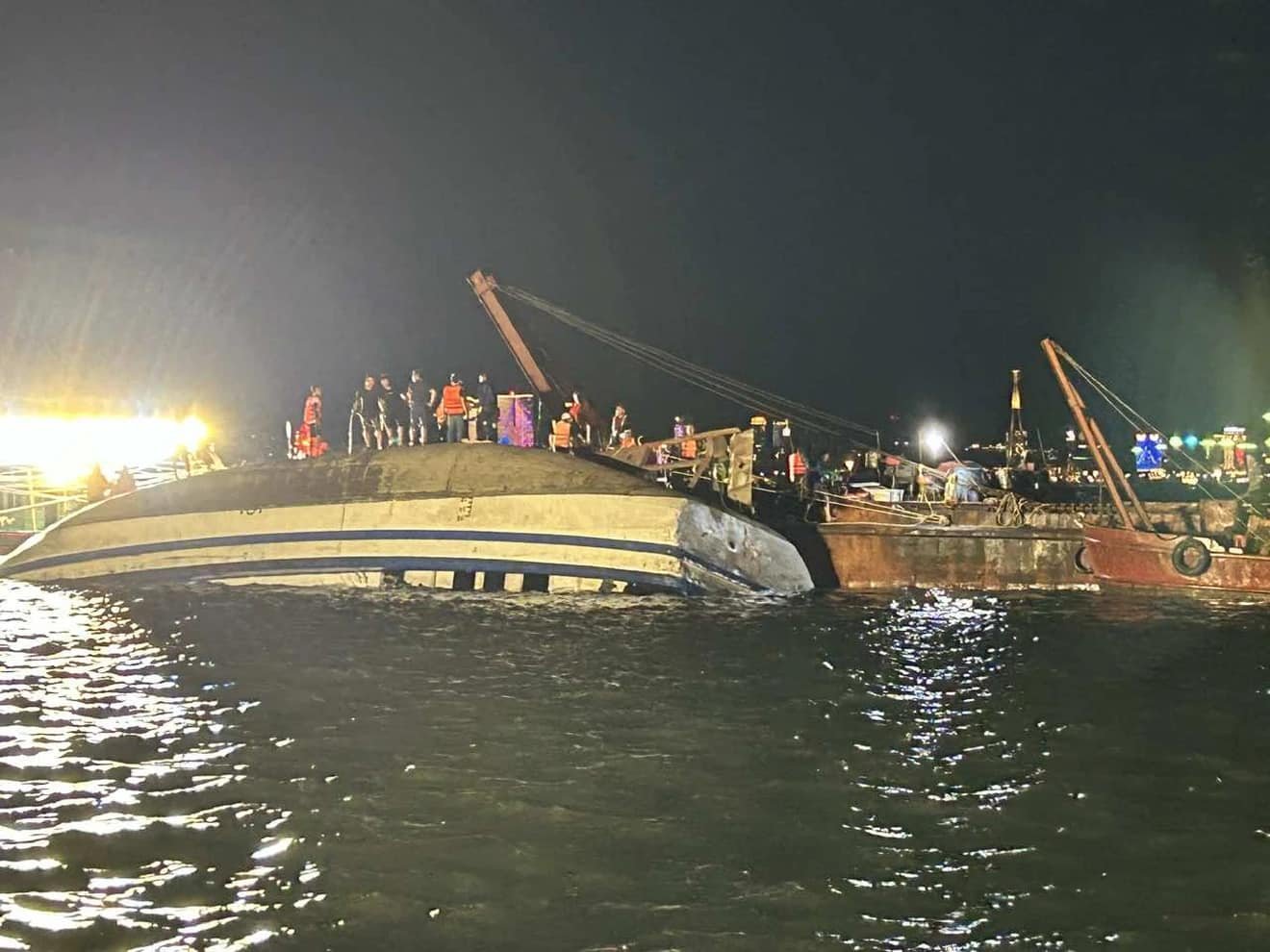 Cinci morti si zeci de disparuti in Vietnam
