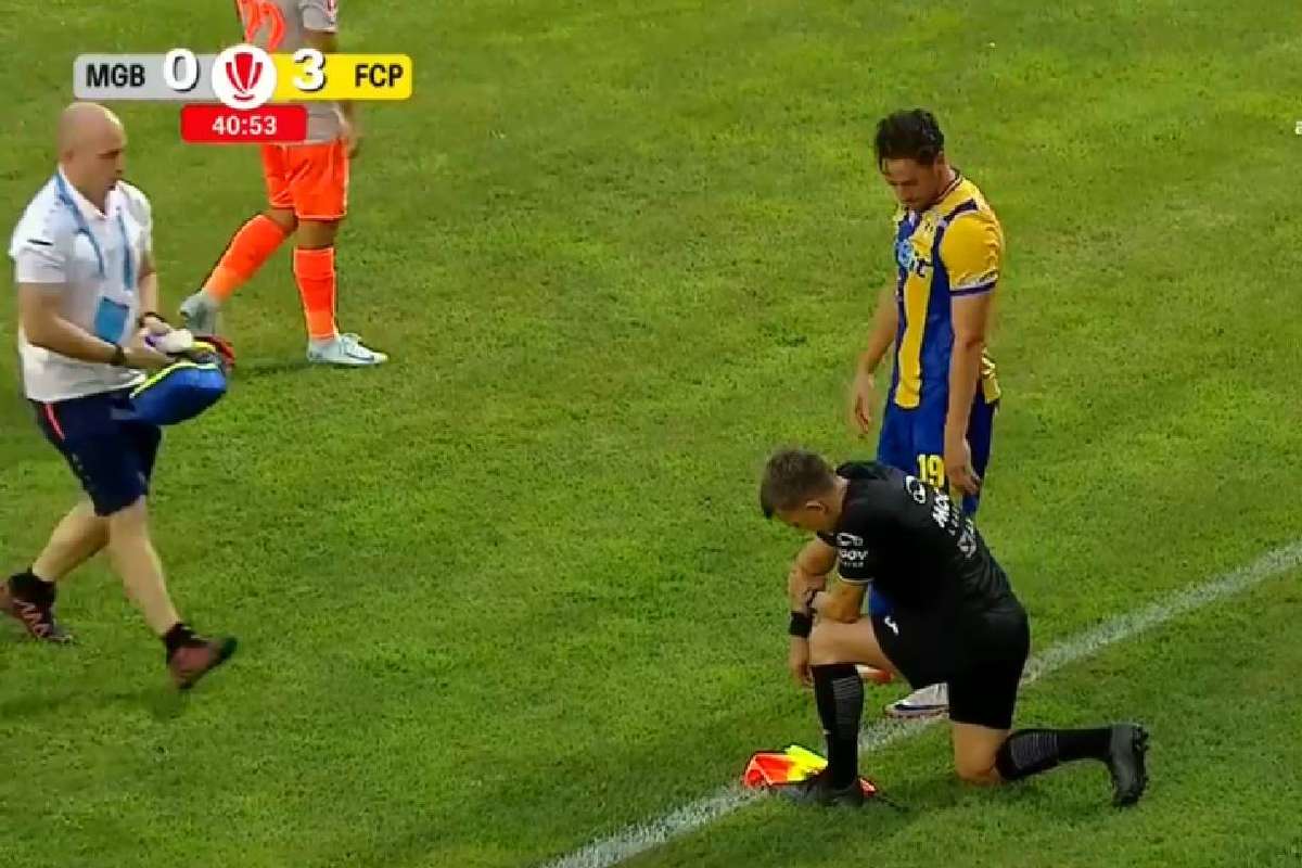 VIDEO Meci din Superliga intrerupt din cauza unei accidente neobisnuite a tusierului