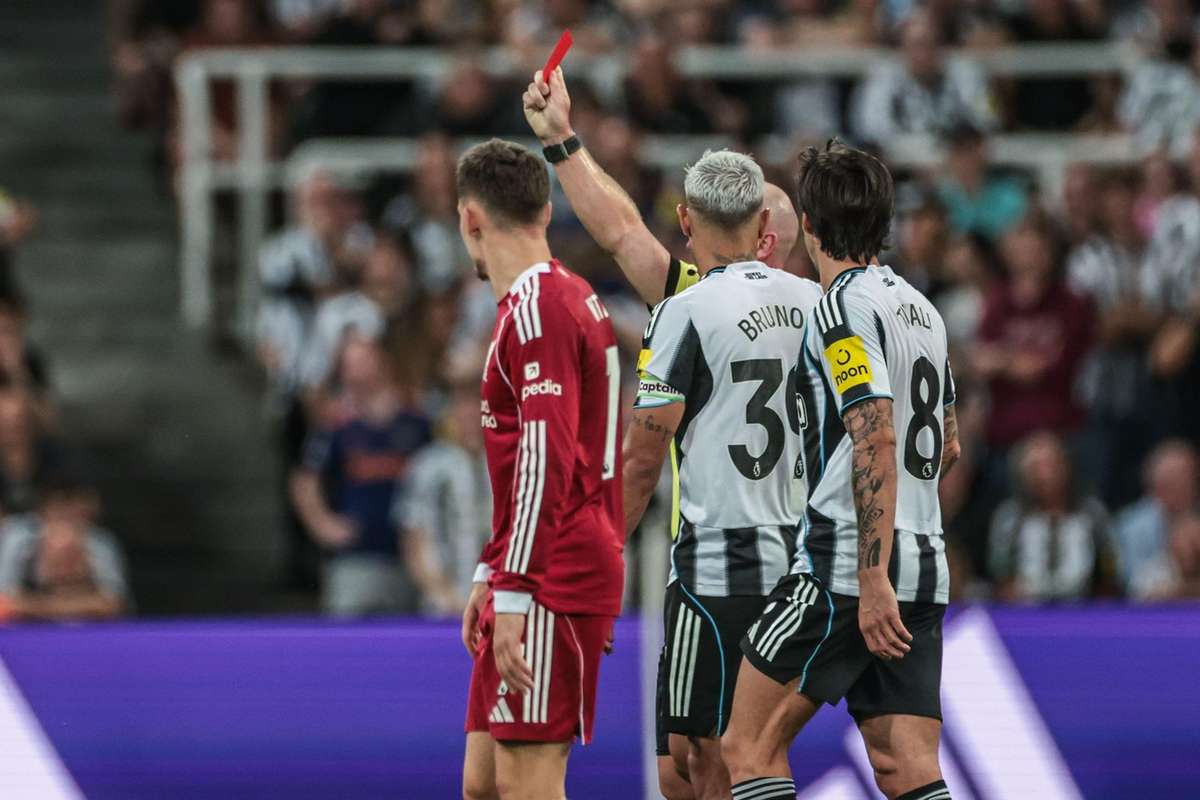Anthony Gordon de la Newcastle isi cere scuze pentru rosu