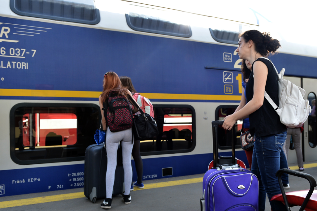 CFR aloca vagoane suplementare si cere intelegere pentru aerul condiionat