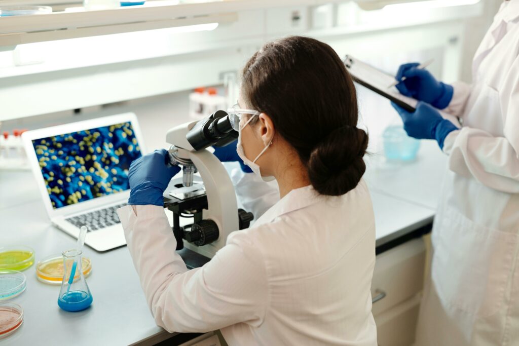 Test genetic adaptat comunitatilor pentru evaluarea riscurilor ereditare