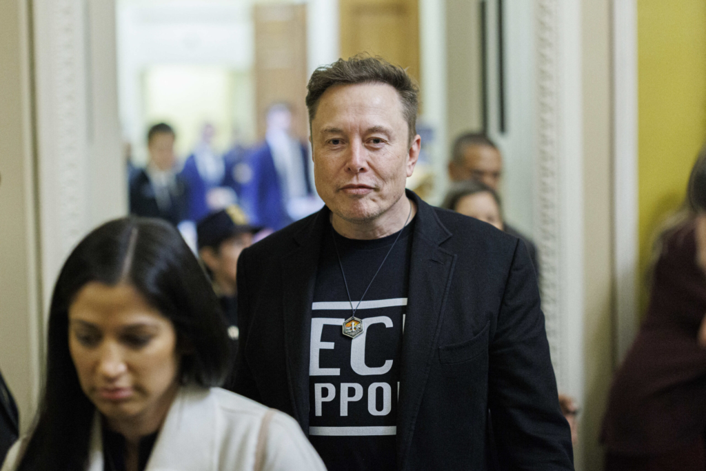 Elon Musk incurajeaza protestatarii lui Tommy Robinson sa reactioneze