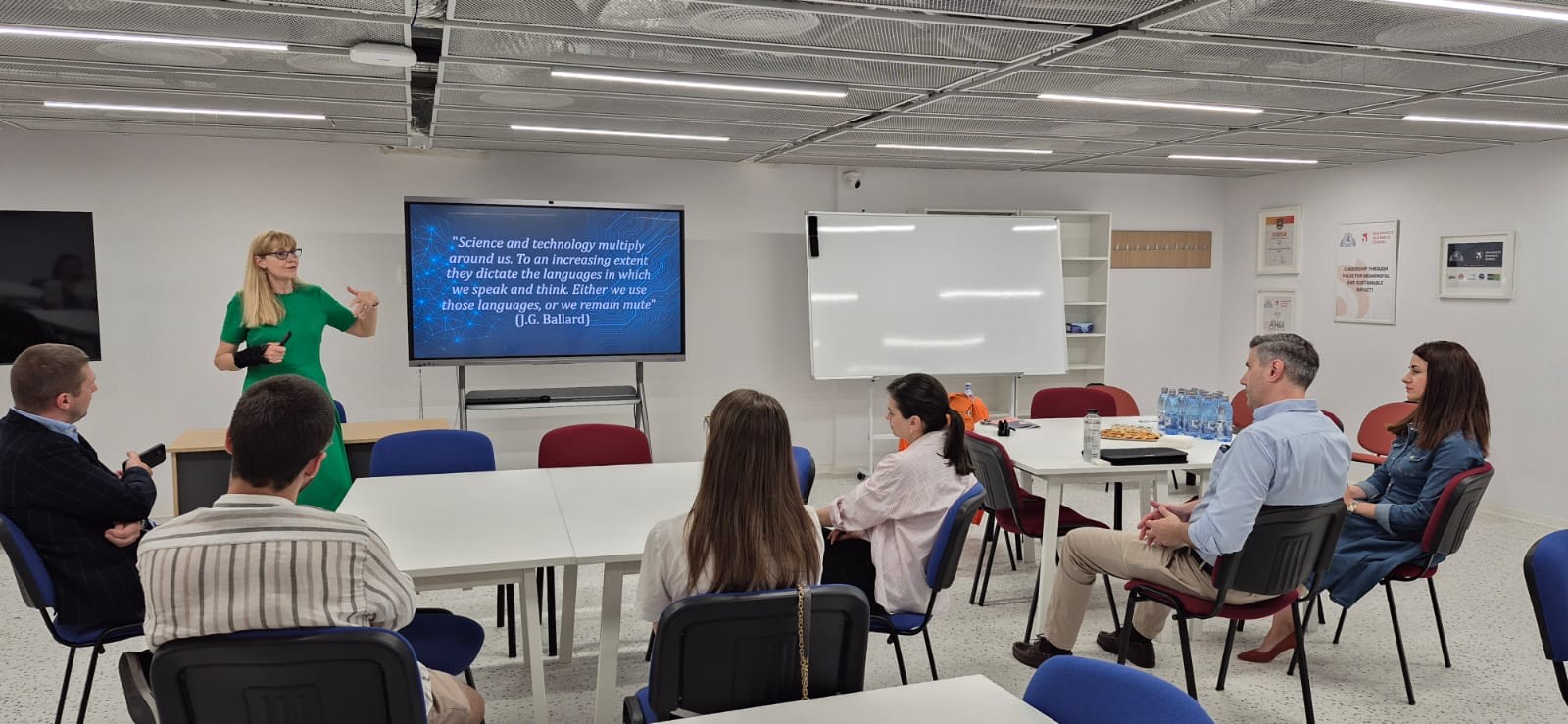 Sub 1 dintre tineri urmau studii postuniversitare