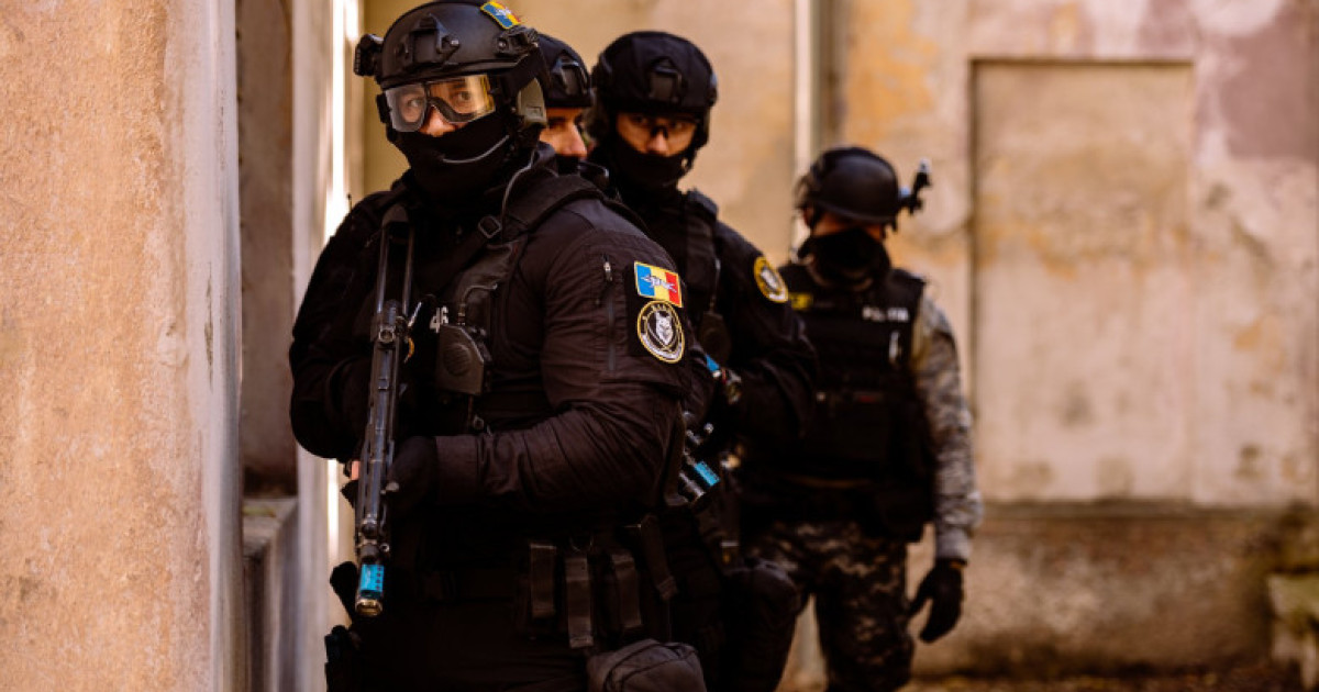 Operațiune DIICOT: 22 reținuți pentru proxenetism și trafic 7 Operatiune DIICOT 22 retinuti pentru proxenetism si trafic