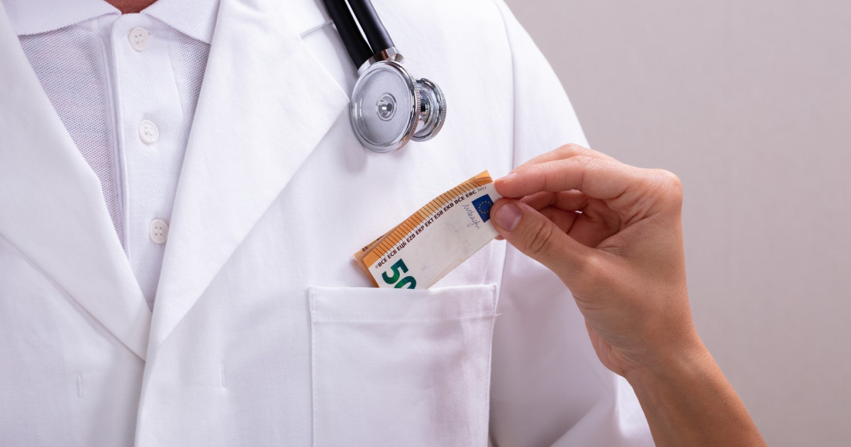 Barbat din Bacau prins mituind medicul pentru analize