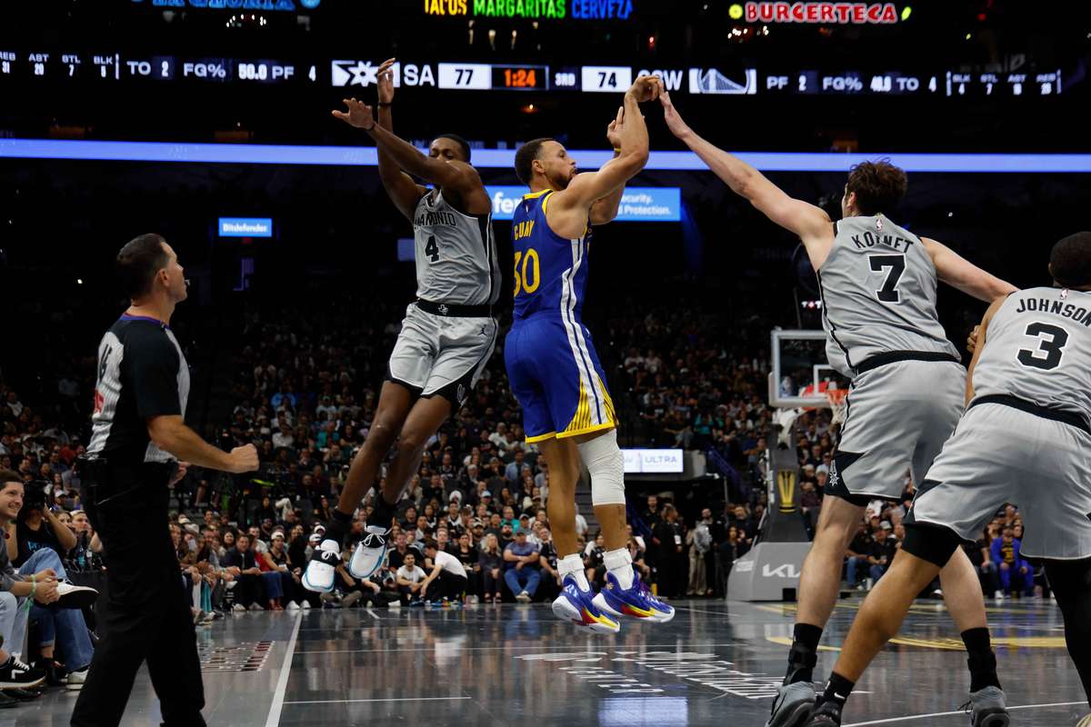 Stephen Curry egaleaza un record al lui Michael Jordan 1