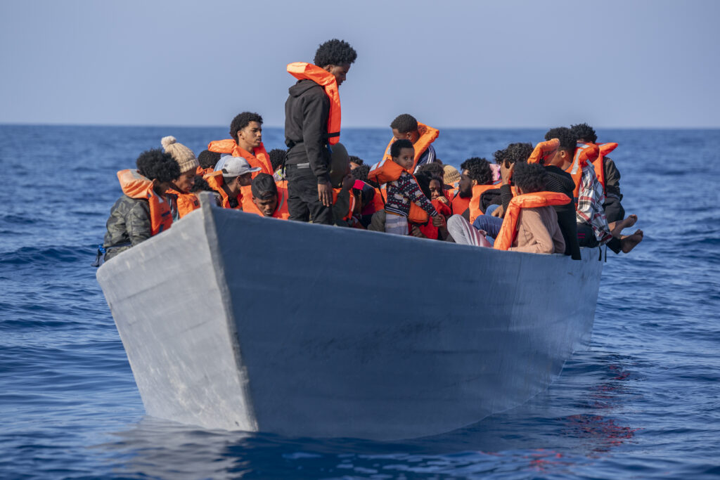 Sute de migranti disparuti dupa scufundarea unei barci