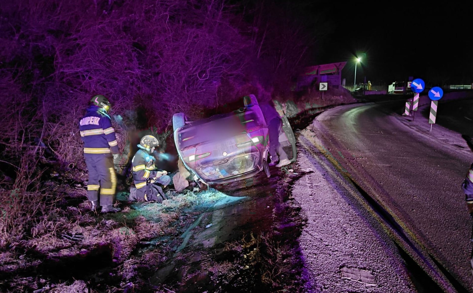 Accident noaptea langa Huedin masina rasturnata