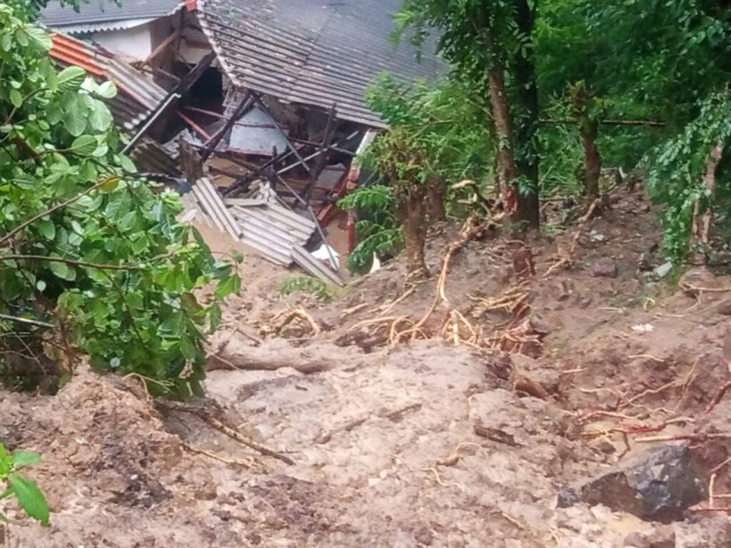 Dezastru in Indonezia 303 decese din inundatii