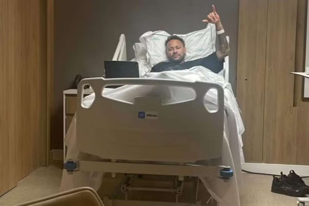 Neymar a fost operat la genunchiul stang si absenteaza o luna