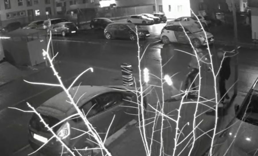 VIDEO Noaptea mintii in Floresti Doi tineri au distrus un stalpisor fragil 1