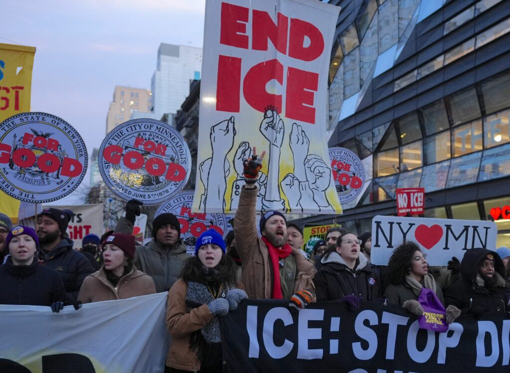 Agentii ICE au ucis o alta persoana in Minneapolis afirma oficialii provocand ciocniri cu protestatarii