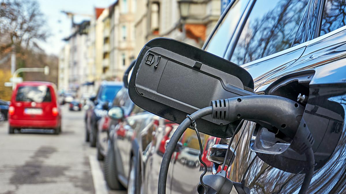 Bolojan propune eliminarea avantajelor pentru vehiculele hibride Cineva trebuie sa plateasca