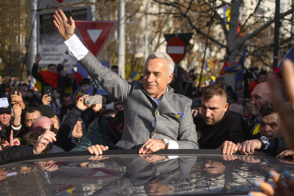 Calin Georgescu a aduce o coroana de flori la Monumentul Ostasului Necunoscut de Ziua Unirii in timp ce zeci de sustinatori au strigat