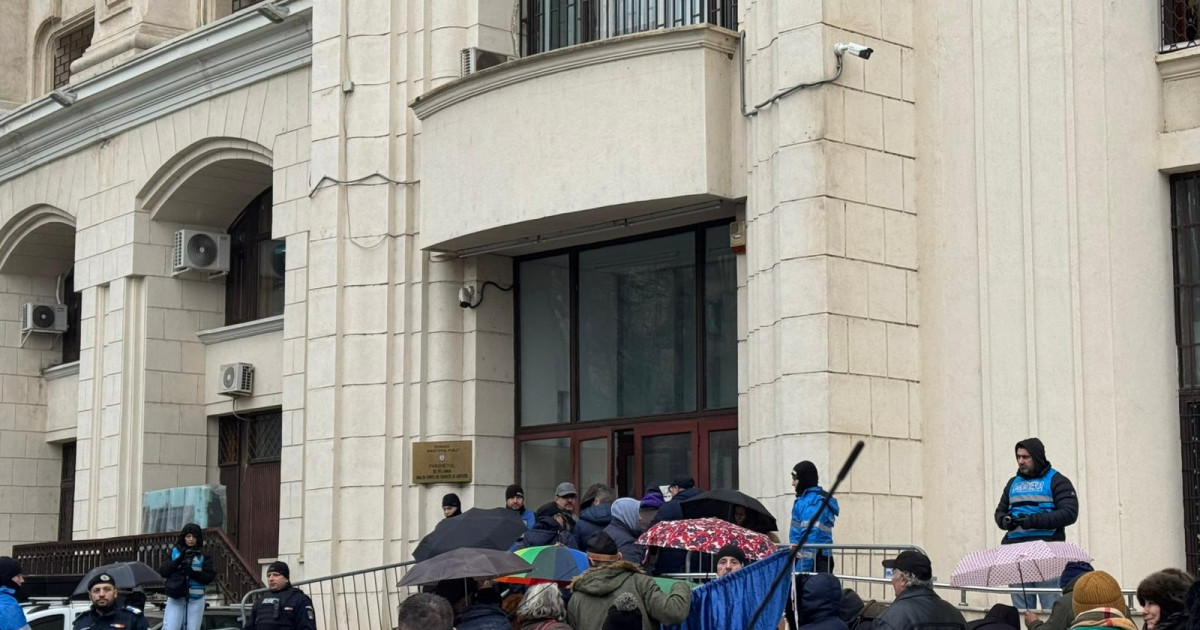 Cine se afla in spatele miscarii Valul Democraiei care a intentionat sa inunde Parchetul General cu plangeri penale pentru anularea alegerilor