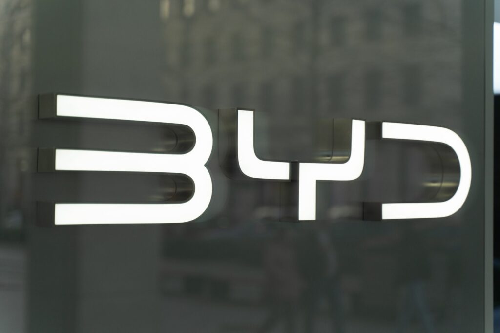 Compania chineza BYD vizeaza vanzari mai mari decat Tesla