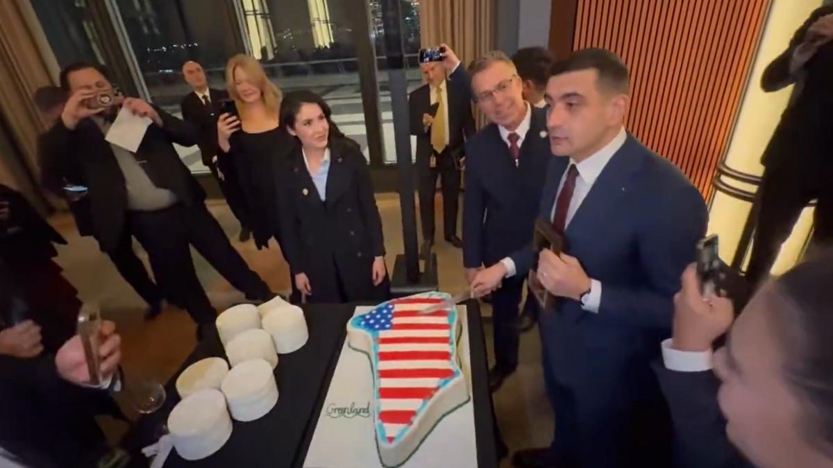 George Simion a taiat un tort cu Groenlanda pe care era un steag american la un eveniment in Statele Unite