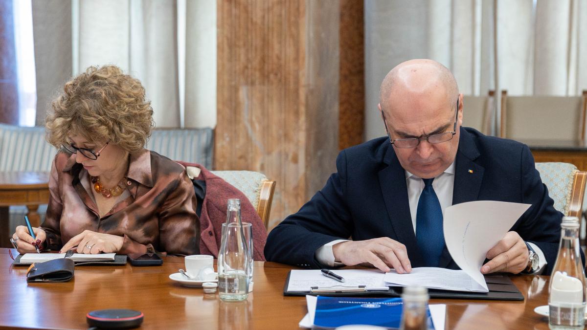 Guvernul anunta pentru cine se va reduce pensia cu 85 daca ramane angajat la stat Nu se aplica