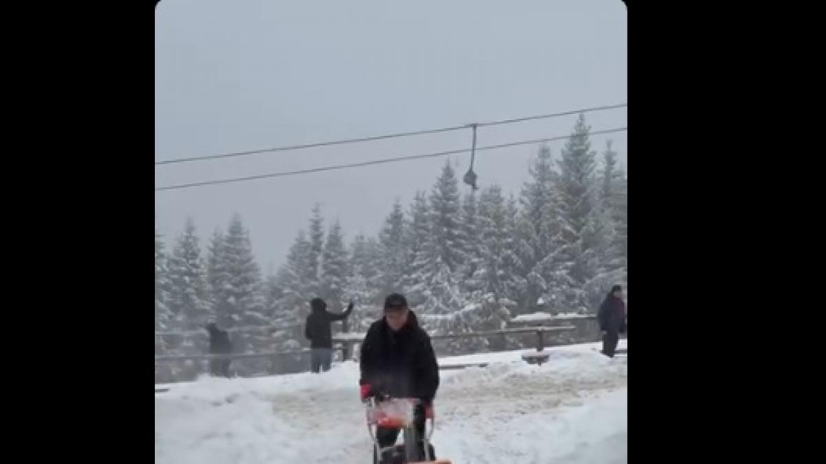 Imagini cu Radu Miruta folosind freza de zapada