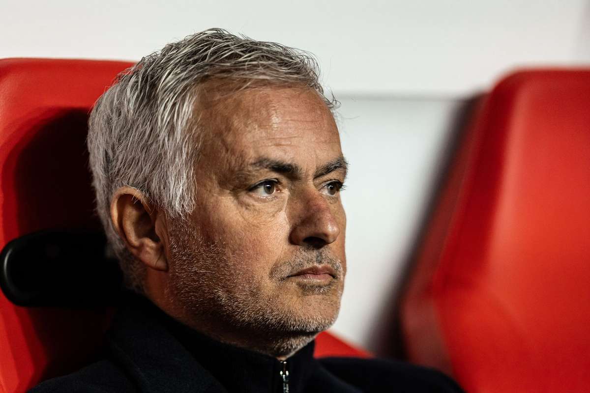 Jose Mourinho le cere jucatorilor de la Benfica sa doarma la baza de antrenament dupa esecul din cupa