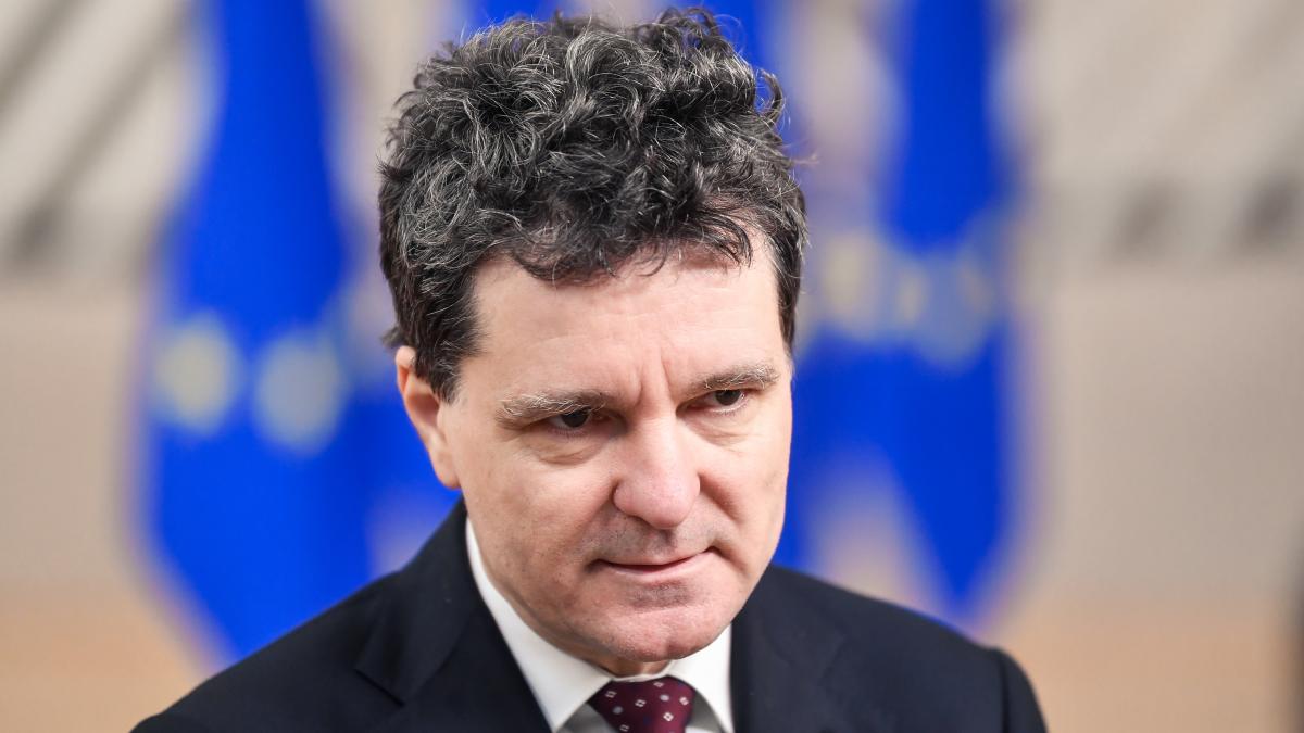 iulian fota despre participarea lui nicusor dan la davos ar trebui sa participe si sa semneze