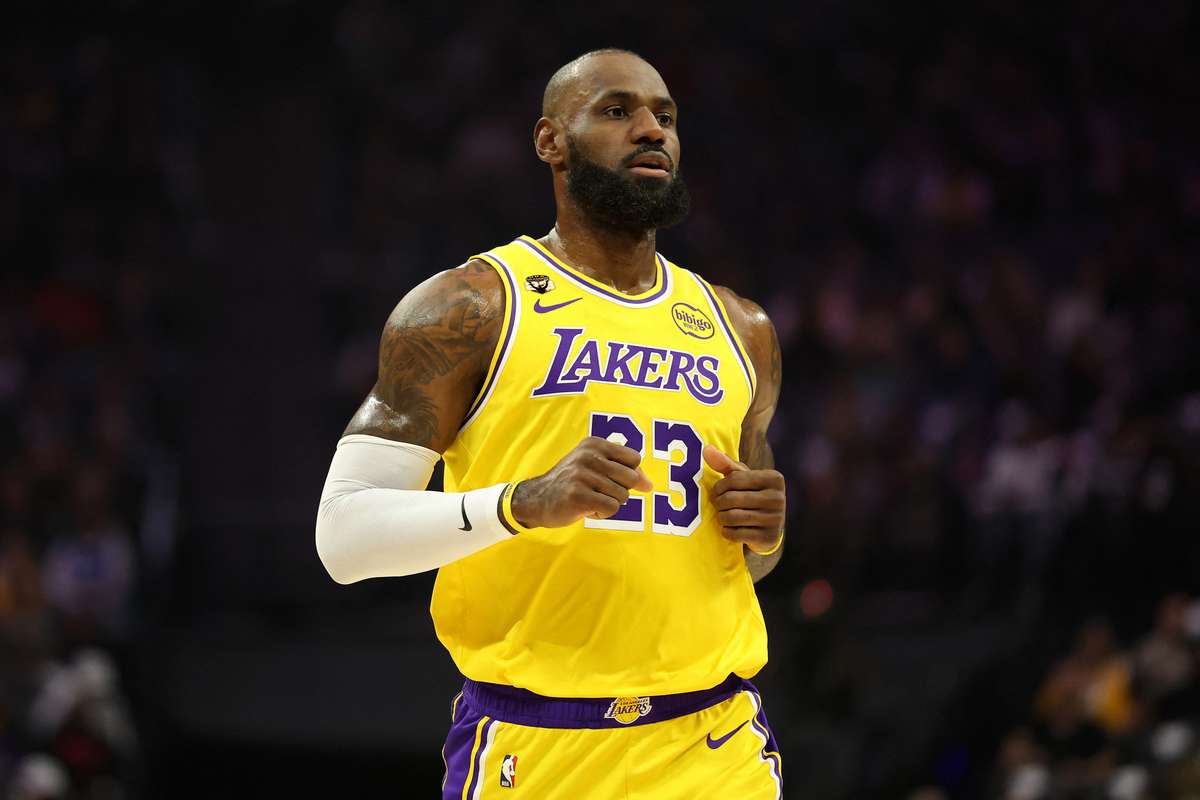 sfarsitul unei epoci lebron james nu mai este jucator titular in nba all star game dupa 21 de ani