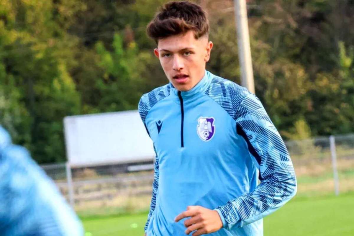 Aschia nu sare departe de trunchi Fiul lui Dica renunta la fotbal la doar 20 de ani Ii place ceea ce face acum