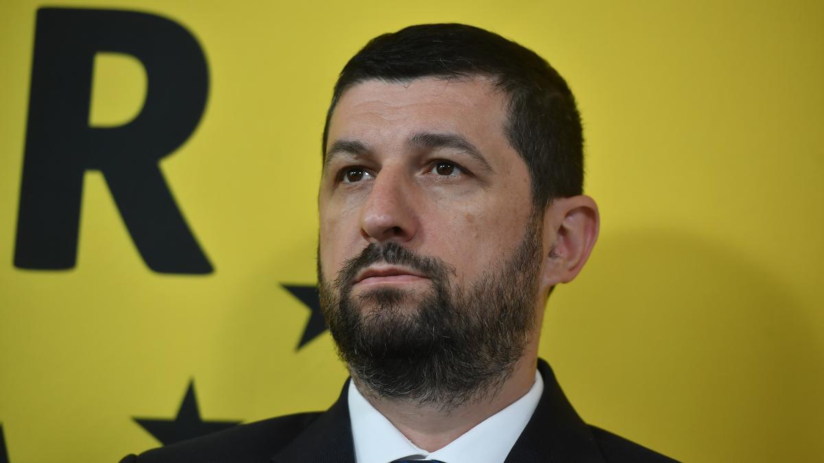 Marius Lulea fostul numar 2 in AUR afirma ca ar fi mai bine sa cedam teritorii decat sa ne inarmam